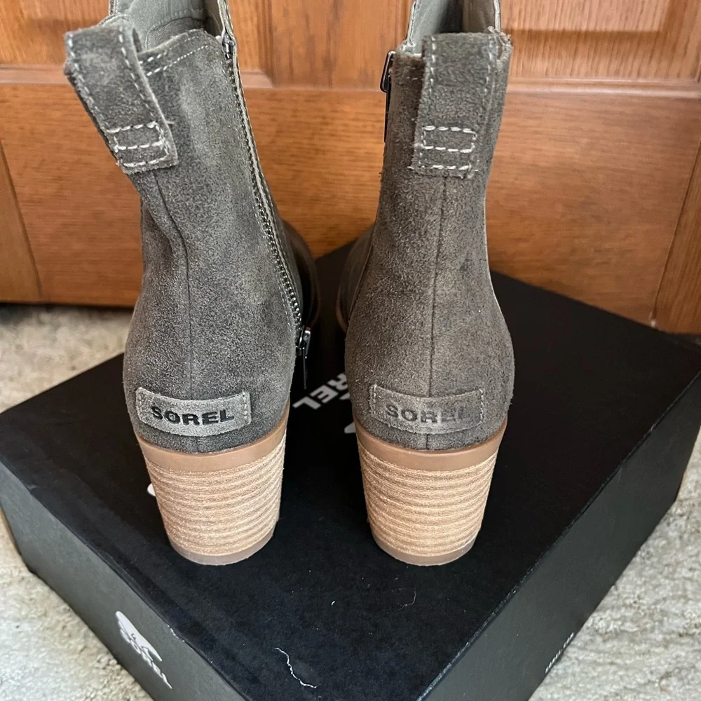 Like new Sorel olive green 2 inch boots. Great condition worn 3 times. - Picture 5 of 6